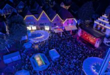 Luftaufnahme des Lingener Altstadtfests am Abend mit beleuchteten Fassaden und Bühne