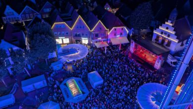 Luftaufnahme des Lingener Altstadtfests am Abend mit beleuchteten Fassaden und Bühne