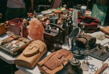 Marktstand mit einem Tisch voller verschiedener Haushaltswaren