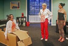 Drei Schauspielerinnen des Berliner Kriminaltheaters in einer Szene aus der Krimi-Satire Mordskolleginnen