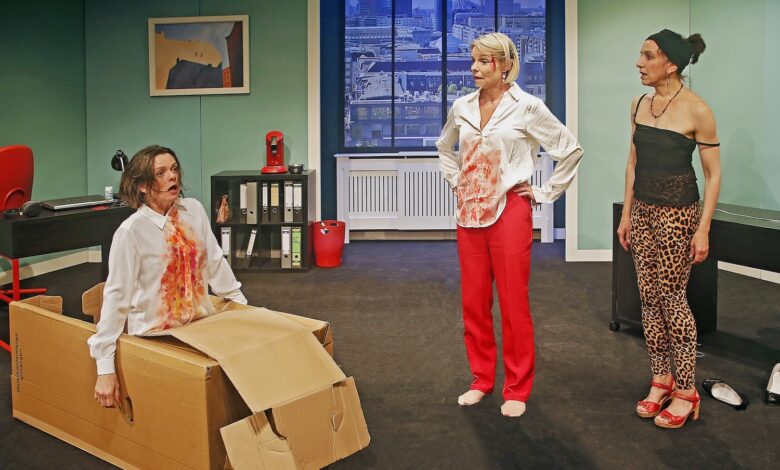 Drei Schauspielerinnen des Berliner Kriminaltheaters in einer Szene aus der Krimi-Satire Mordskolleginnen