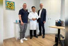 Dr. Jürgen Behnen von der Nikolaus Apotheke und Bürgermeister Helmut Höke gratulieren Dr. Jung zur neuen Hausarztpraxis in Groß Hesepe