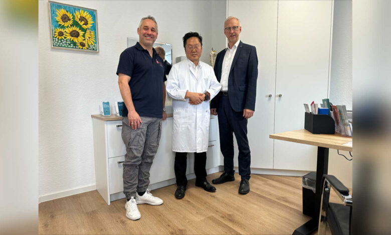 Dr. Jürgen Behnen von der Nikolaus Apotheke und Bürgermeister Helmut Höke gratulieren Dr. Jung zur neuen Hausarztpraxis in Groß Hesepe