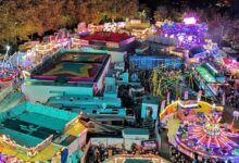Beleuchtete Fahrgeschäfte der Nordhorner Herbstkirmes auf dem Neumarkt bei Nacht