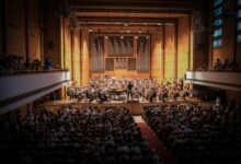 Orchester spielt auf einer Konzertbühne (Symbolbild)
