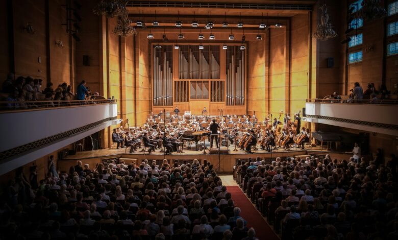 Orchester spielt auf einer Konzertbühne (Symbolbild)