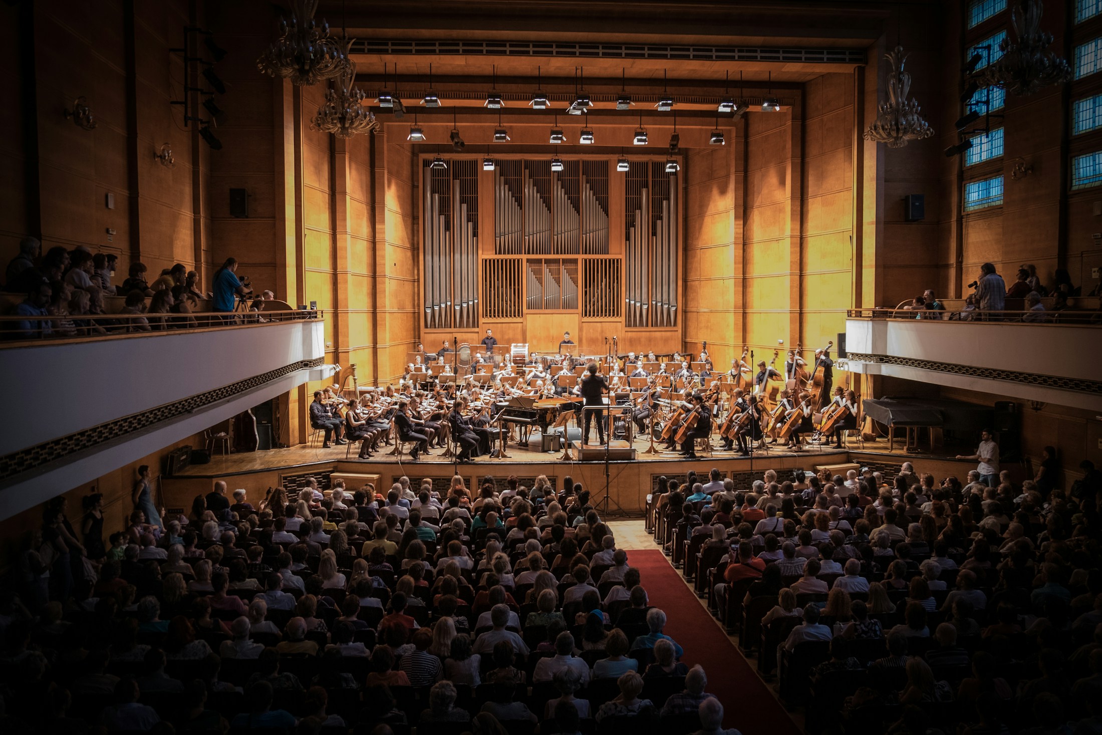 Orchester spielt auf einer Konzertbühne (Symbolbild)