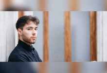 Der Pianist Francesco Navelli am Klavier