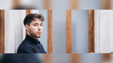 Der Pianist Francesco Navelli am Klavier