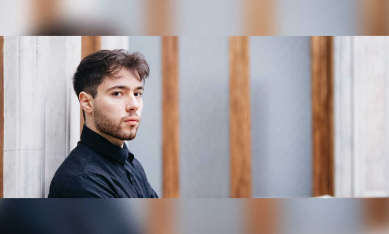 Der Pianist Francesco Navelli am Klavier
