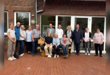 Übergabe der Plauderbank am Don-Bosco-Heim in Papenburg mit Bürgermeisterin Vanessa Gattung und Vertretern des Beirates für Menschen mit Behinderungen