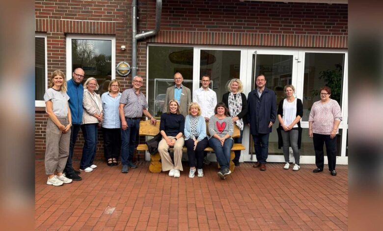 Übergabe der Plauderbank am Don-Bosco-Heim in Papenburg mit Bürgermeisterin Vanessa Gattung und Vertretern des Beirates für Menschen mit Behinderungen