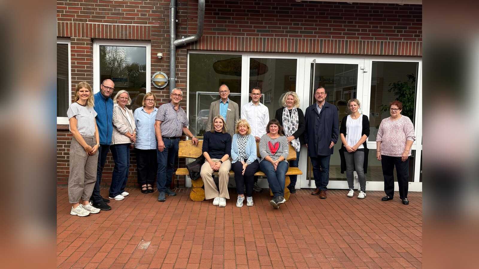 Übergabe der Plauderbank am Don-Bosco-Heim in Papenburg mit Bürgermeisterin Vanessa Gattung und Vertretern des Beirates für Menschen mit Behinderungen