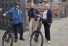Erster Stadtrat Hermann Wessels, Bürgermeisterin Vanessa Gattung und Ausschussvorsitzende Maria Schmock genannt von Ohr an der neuen Radstation am Papenburger Bahnhof