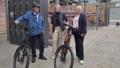Erster Stadtrat Hermann Wessels, Bürgermeisterin Vanessa Gattung und Ausschussvorsitzende Maria Schmock genannt von Ohr an der neuen Radstation am Papenburger Bahnhof