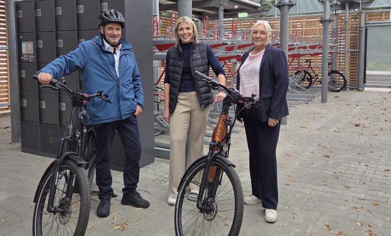 Erster Stadtrat Hermann Wessels, Bürgermeisterin Vanessa Gattung und Ausschussvorsitzende Maria Schmock genannt von Ohr an der neuen Radstation am Papenburger Bahnhof