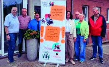 Orga-Team des Rikscha-Projektes der Kolpingsfamilie Salzbergen vor dem Haus St. Josef
