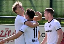 Spieler des SC Spelle-Venhaus bejubeln einen Treffer gegen Eintracht Braunschweig II