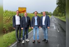 Vertreter von Landkreis, Gemeinde und Samtgemeinde bei der Ankündigung der Kreisstraßensanierung zwischen Neudörpen und Neubörger
