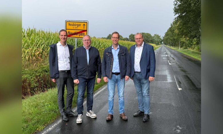 Vertreter von Landkreis, Gemeinde und Samtgemeinde bei der Ankündigung der Kreisstraßensanierung zwischen Neudörpen und Neubörger
