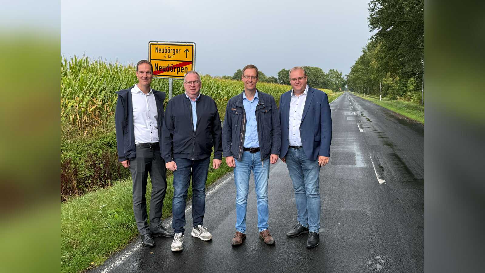 Vertreter von Landkreis, Gemeinde und Samtgemeinde bei der Ankündigung der Kreisstraßensanierung zwischen Neudörpen und Neubörger