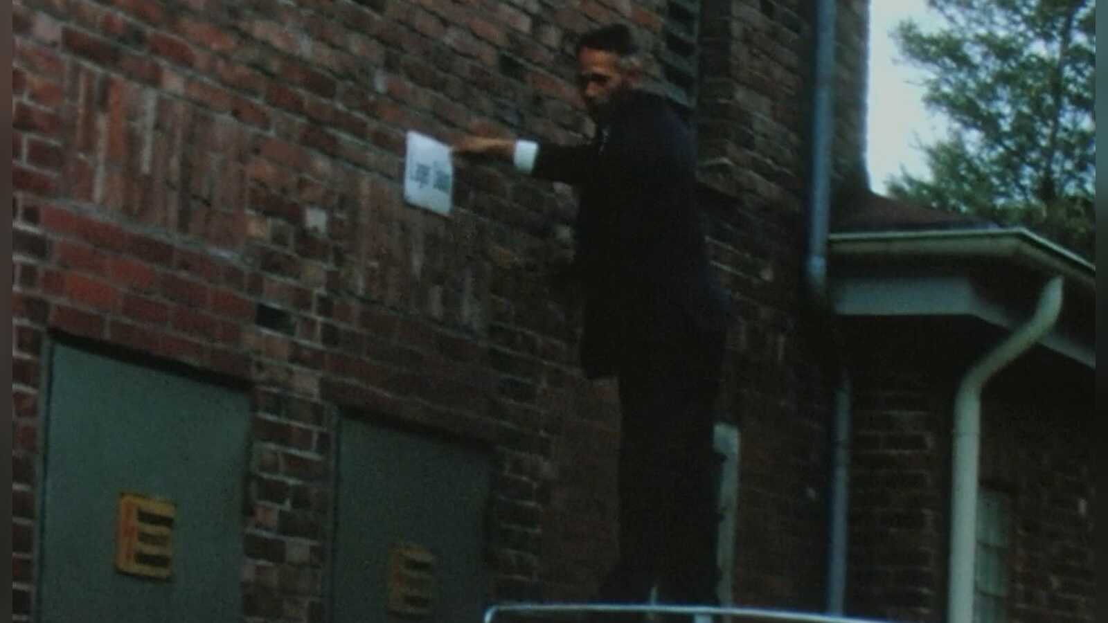 Historische Aufnahme von 1967: das Schild Lager Dalum an seinem ursprünglichen Platz