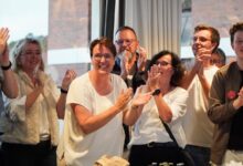 Silvia Pünt-Kohoff applaudiert lachend mit Unterstützerinnen und Unterstützern im Kreishaus Nordhorn nach ihrem Sieg in der Stichwahl um das Landratsamt