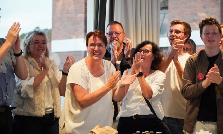 Silvia Pünt-Kohoff applaudiert lachend mit Unterstützerinnen und Unterstützern im Kreishaus Nordhorn nach ihrem Sieg in der Stichwahl um das Landratsamt
