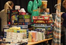 Stände mit gebrauchtem Spielzeug beim Flohmarkt des Nordhorner Spieletags