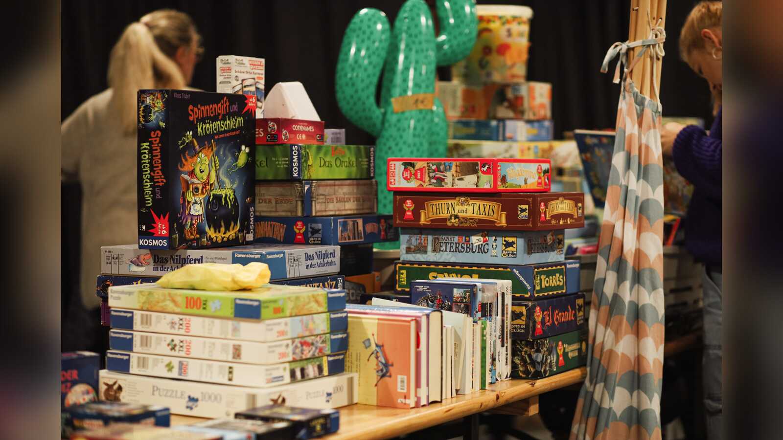 Stände mit gebrauchtem Spielzeug beim Flohmarkt des Nordhorner Spieletags