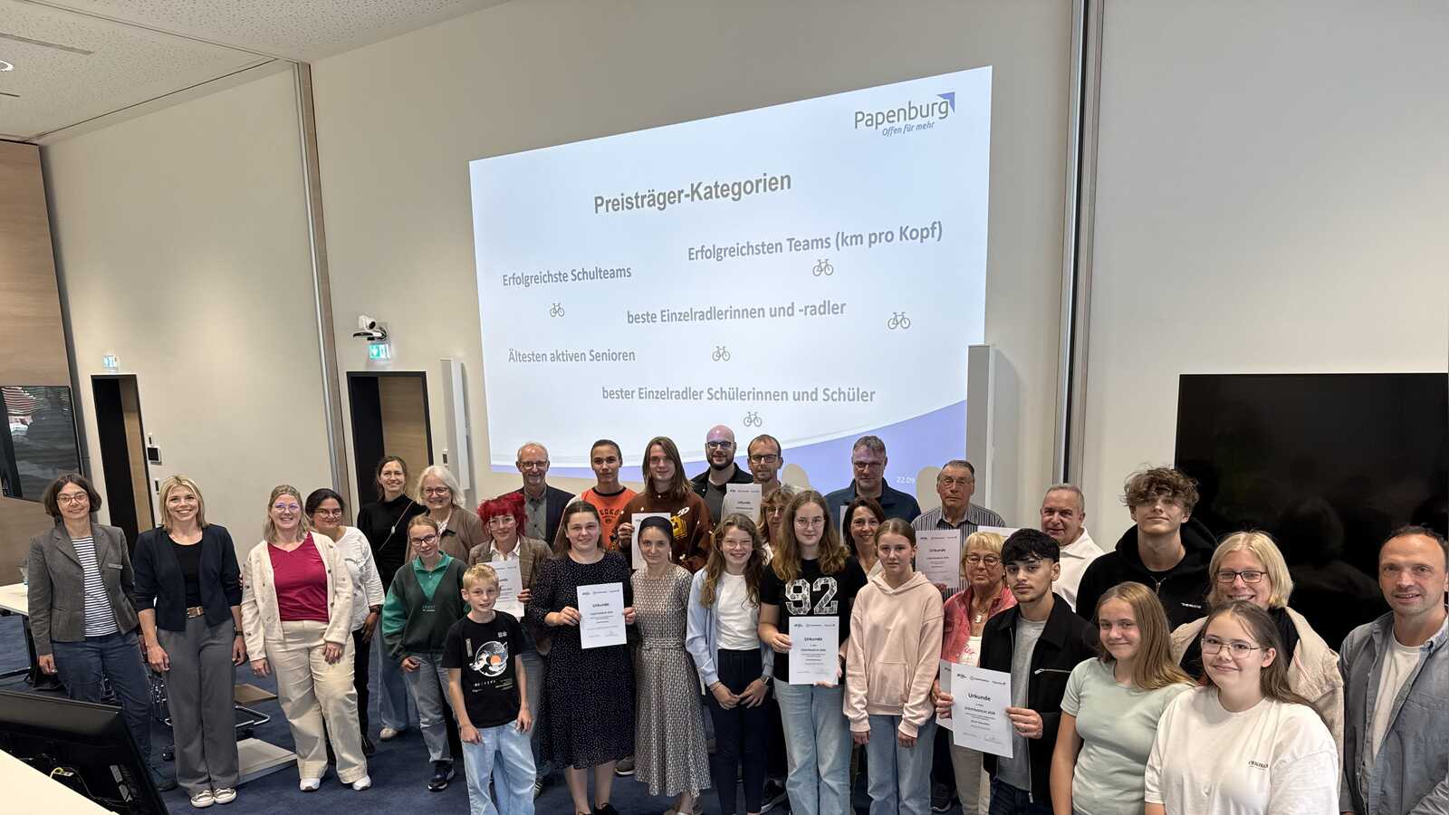 Ausgezeichnete Teilnehmerinnen und Teilnehmer des Stadtradelns 2026 bei der Ehrung im Papenburger Ratssaal