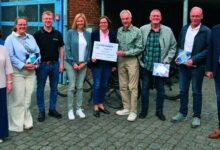 Gruppenfoto bei der Übergabe der Stadtradeln-Spende an die Bürgerstiftung Salzbergen