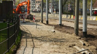 Aufgerissene Straße bei Bauarbeiten (Symbolbild)