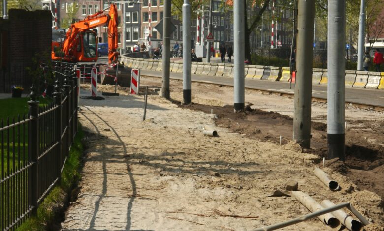 Aufgerissene Straße bei Bauarbeiten (Symbolbild)