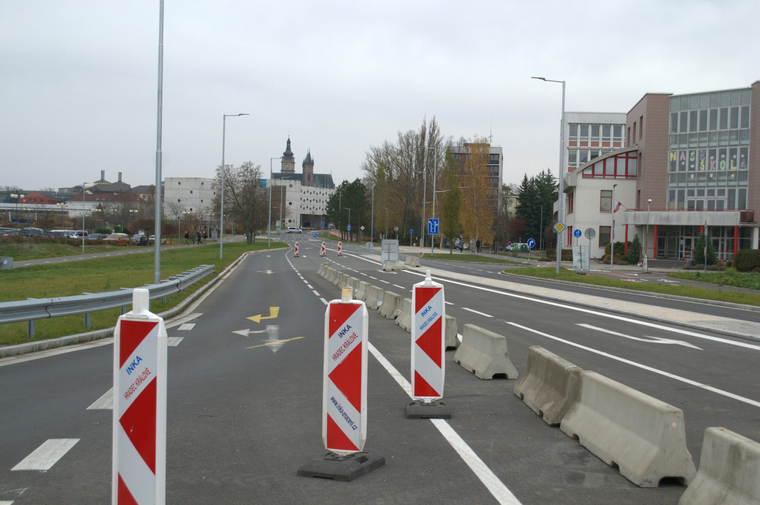 Baustelle mit Absperrungen und Verkehrsleitkegeln auf einer Straße