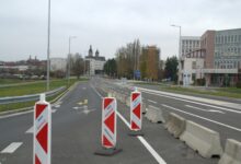 Baustelle mit Absperrungen und Verkehrsleitkegeln auf einer Straße