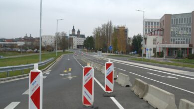 Baustelle mit Absperrungen und Verkehrsleitkegeln auf einer Straße