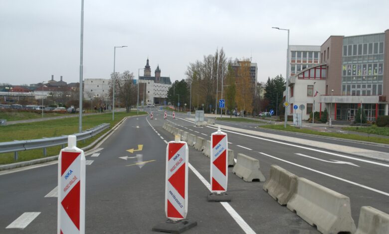 Baustelle mit Absperrungen und Verkehrsleitkegeln auf einer Straße