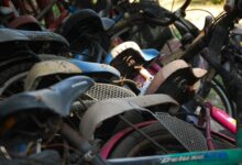 Mehrere gebrauchte Fahrräder nebeneinander abgestellt