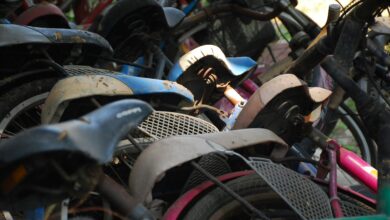 Mehrere gebrauchte Fahrräder nebeneinander abgestellt