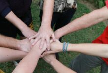 Gruppe junger Menschen beim Teambuilding, Symbolbild zur Juleica-Ausbildung