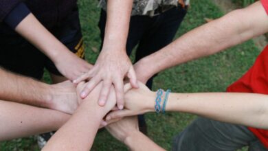 Gruppe junger Menschen beim Teambuilding, Symbolbild zur Juleica-Ausbildung
