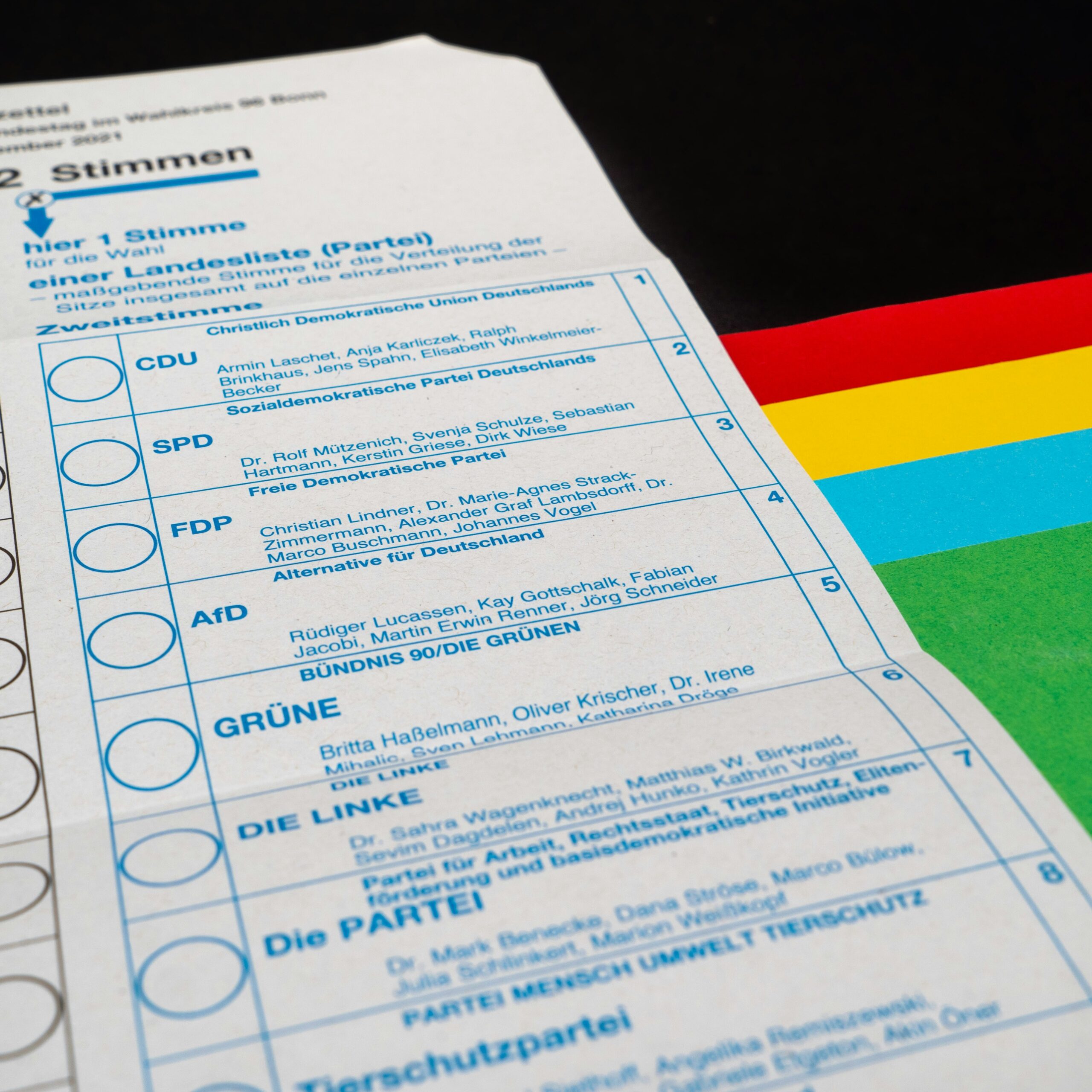 Ein Stimmzettel wird in eine Wahlurne eingeworfen, Symbolbild zur Landratswahl in der Grafschaft Bentheim