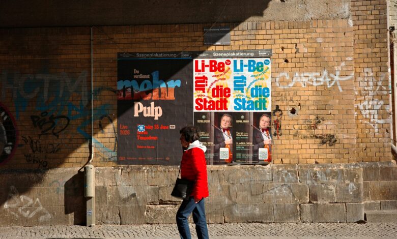 Wahlplakate an einer Wand, Symbolbild zur Bürgermeister-Stichwahl in Meppen