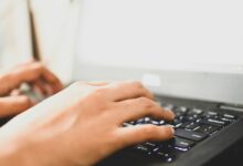Nahaufnahme tippender Hände auf einer Laptop-Tastatur als Symbolbild für den Online-Wohngeldantrag