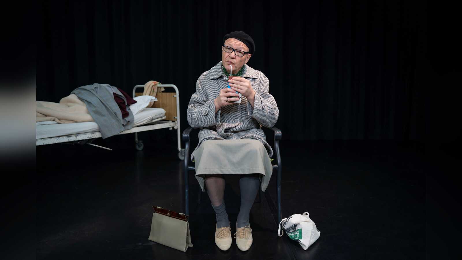Schauspieler Achim Conrad in dem Theaterstück Du bist meine Mutter
