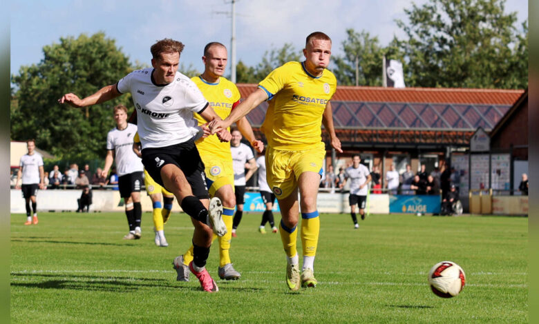 Tom Winnemöller vom SC Spelle-Venhaus beim Torschuss gegen Eintracht Braunschweig II