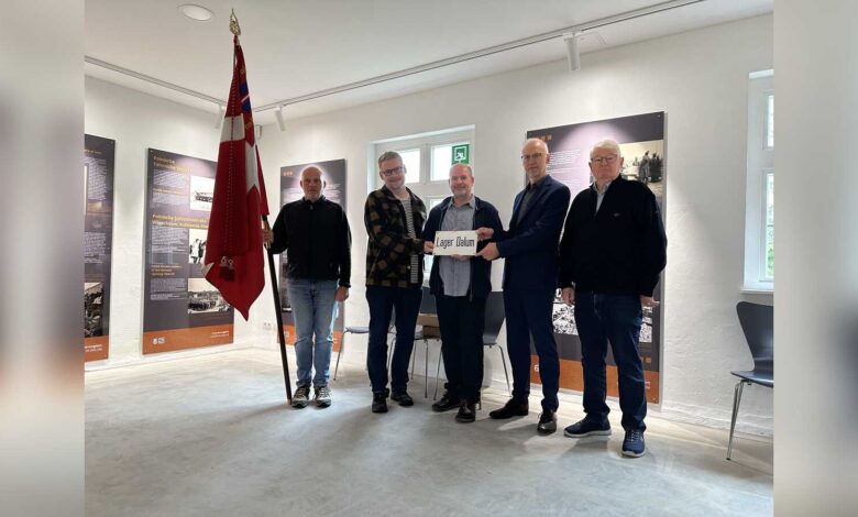 Ole Blædel übergibt das Metallschild Lager Dalum an Bürgermeister Helmut Höke und Archivar Dr. Martin Koers