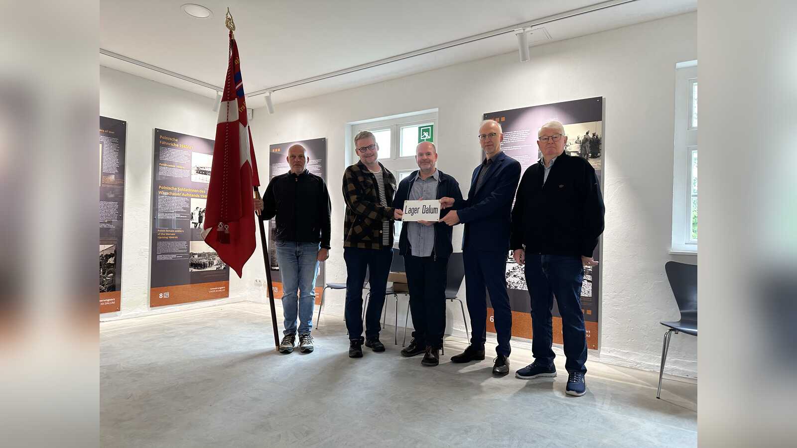 Ole Blædel übergibt das Metallschild Lager Dalum an Bürgermeister Helmut Höke und Archivar Dr. Martin Koers