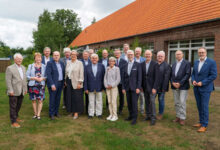 Gruppenfoto ehemaliger, aktueller und neuer Mitglieder der Vitus Trägergremien